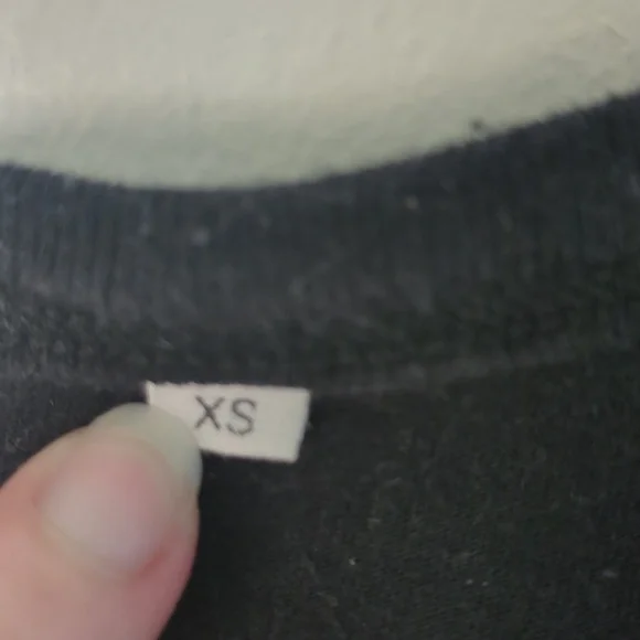 KOTN Leisure V-neck Tee Black, size XS - Picture 4 of 6